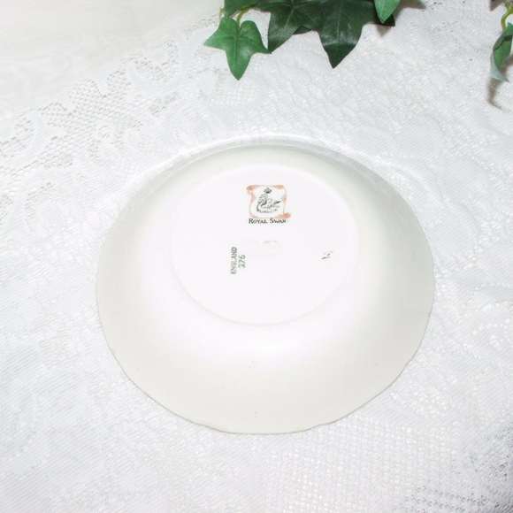Vintage Royal Swan Soup Cereal Bowl Pink Flowers Gold Rim England Cottagecore - Picture 6 of 6